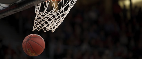 体育酒吧观赛活动场景 - 人群在酒吧共同观看世界杯