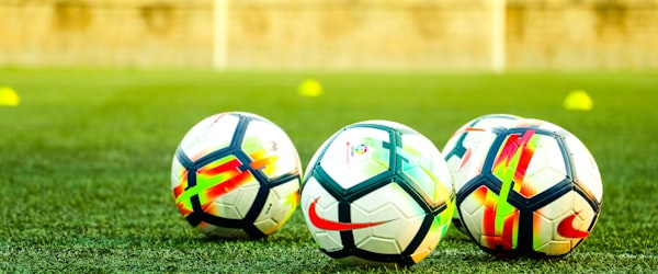 体育赛事直播平台场景 - 多屏显示比赛画面与数据